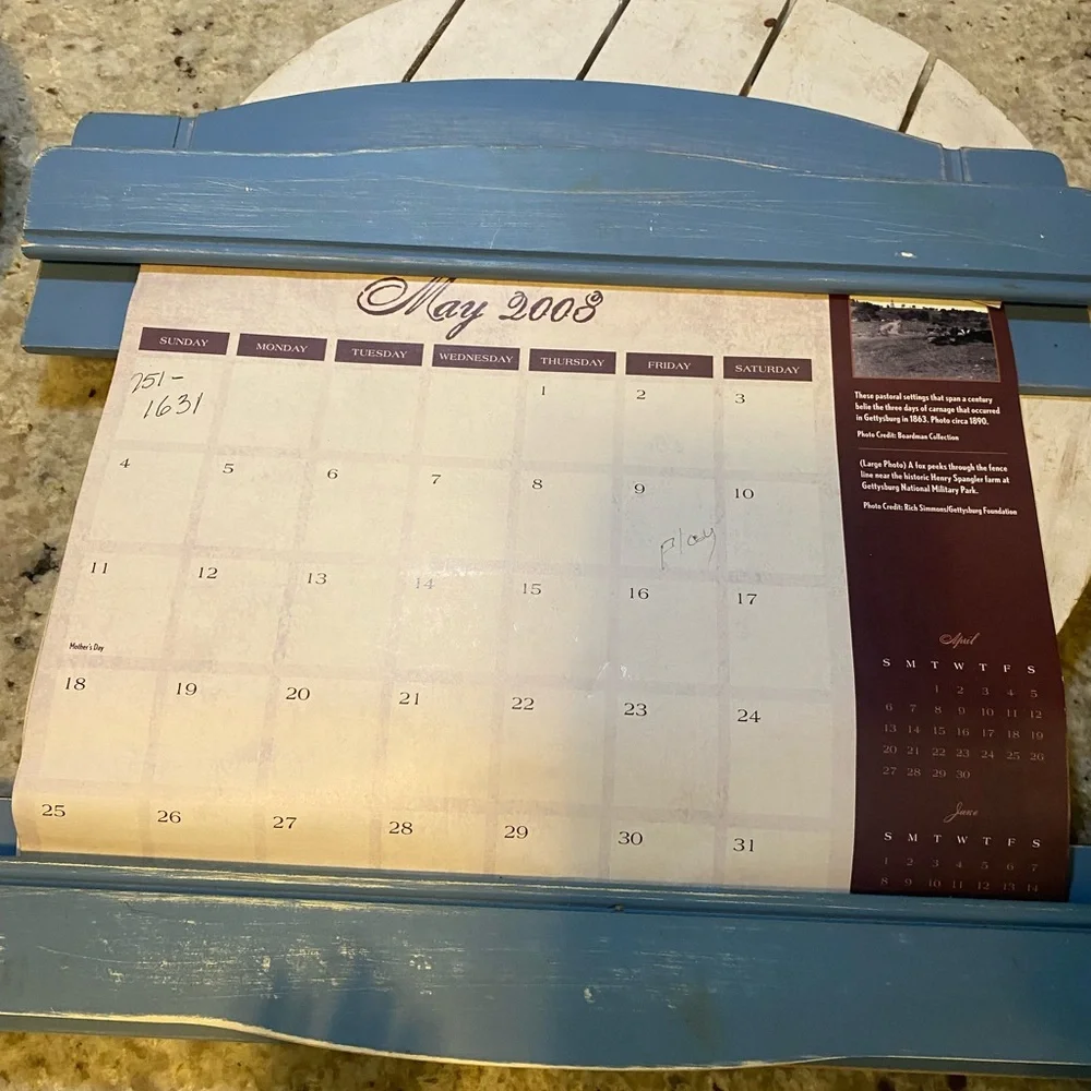 Blue Wooden Calendar Holder‎